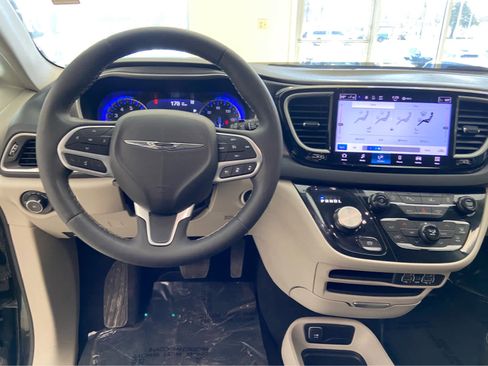 Used 2023 Chrysler Pacifica Touring-L image 21