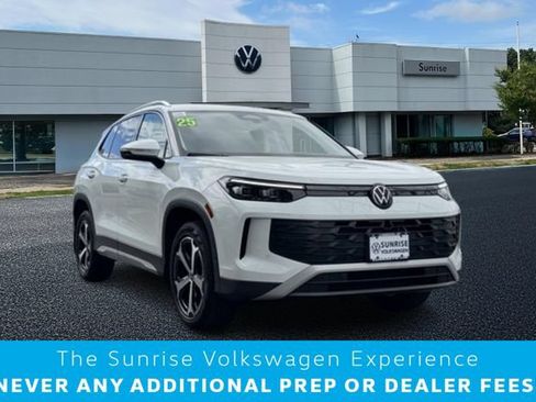Used 2025 Volkswagen Tiguan SE AWD/4WD image 1