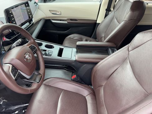 Certified 2022 Toyota Sienna Platinum image 19