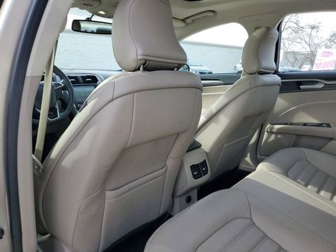 Used 2017 Ford Fusion SE w/ Fusion SE Technology Package image 10