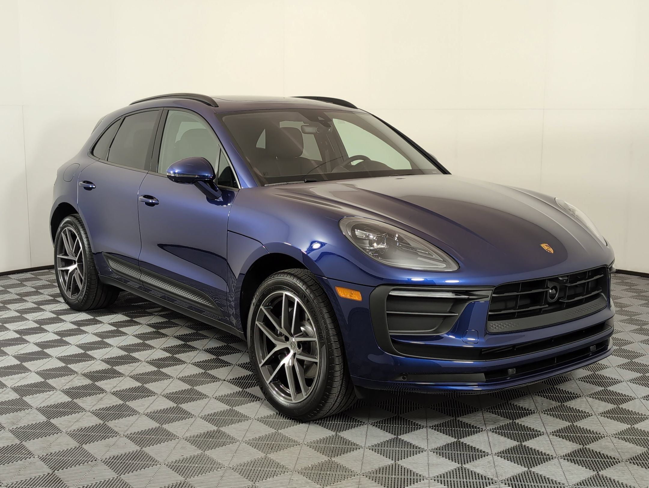 Certified 2025 Porsche Macan AWD/4WD image 10