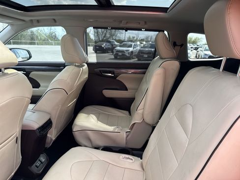 Used 2022 Toyota Highlander Platinum image 25