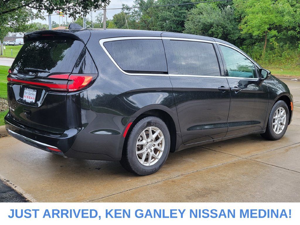 Used 2023 Chrysler Pacifica Touring-L FWD image 3