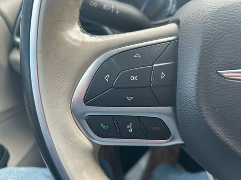 Used 2019 Chrysler Pacifica Limited image 16