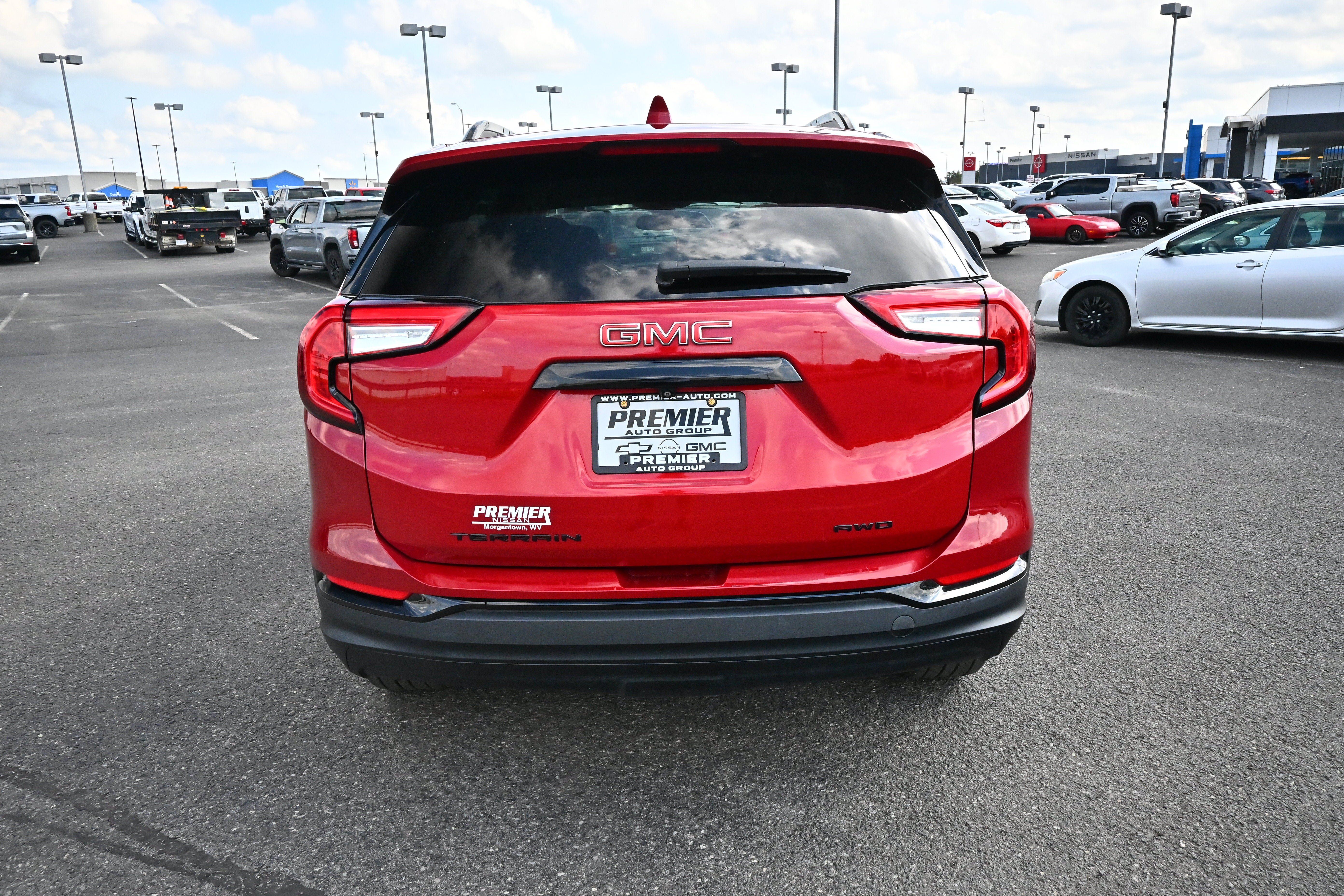 Used 2022 GMC Terrain SLE w/ Driver Convenience Package AWD/4WD image 7
