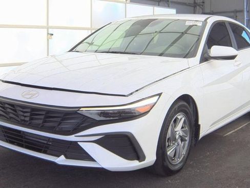 Certified 2024 Hyundai Elantra SE image 1