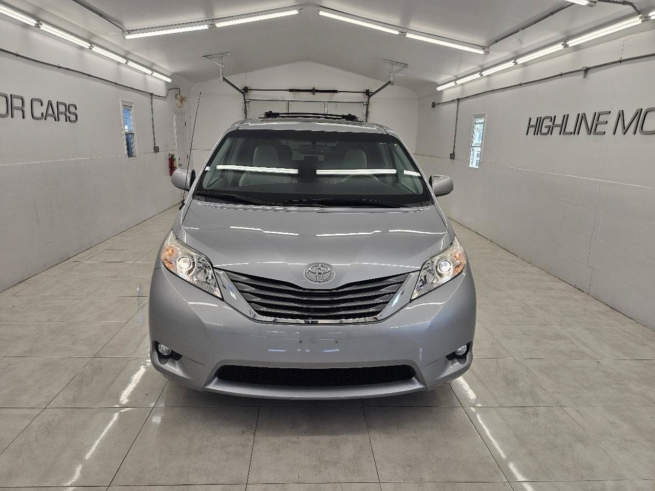 Used 2014 Toyota Sienna XLE AWD/4WD image 2
