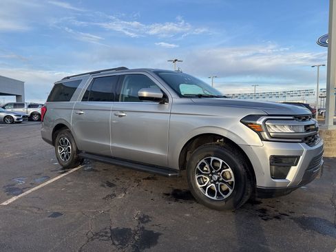 Used 2024 Ford Expedition Max XLT image 3