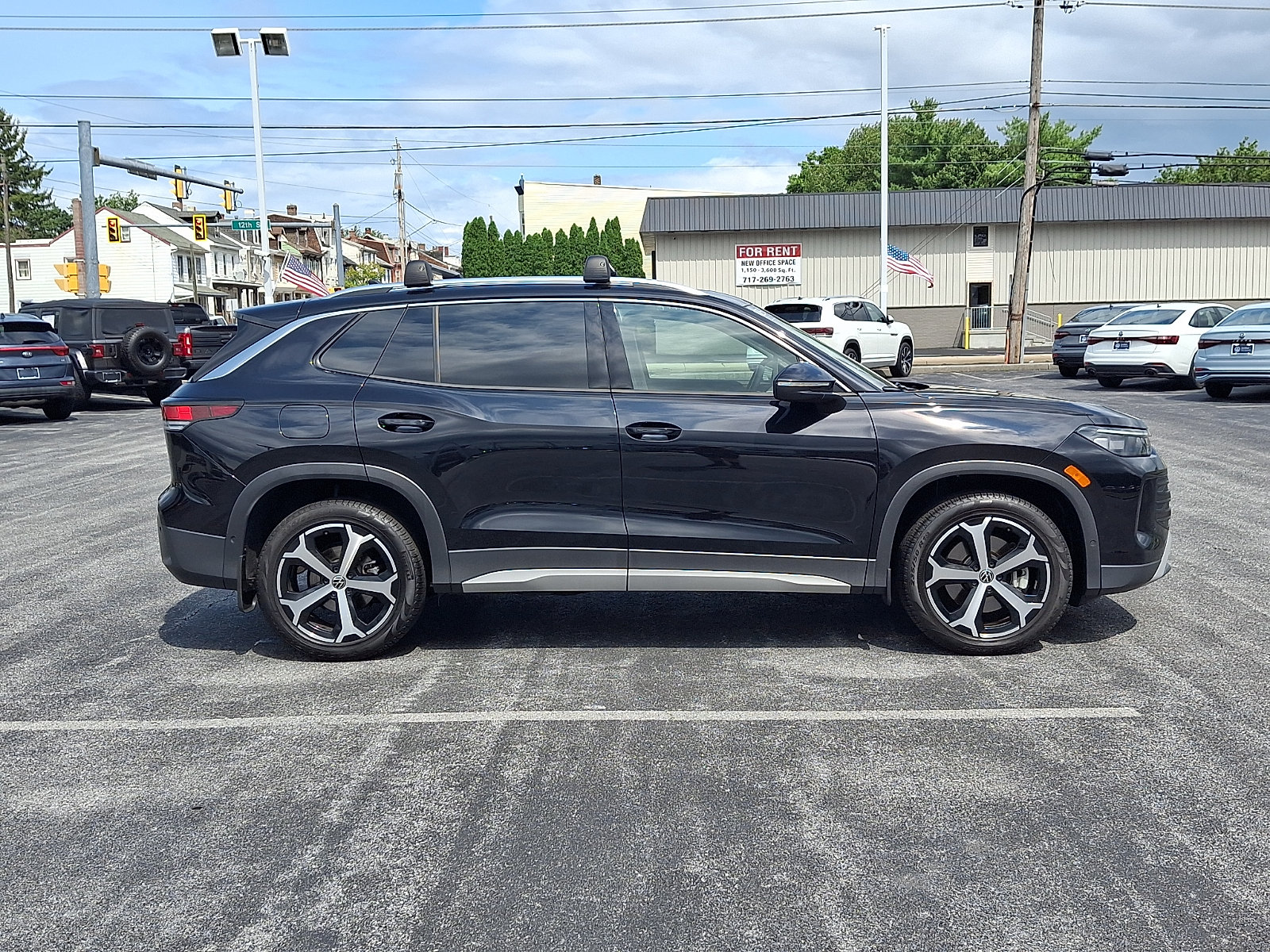 Used 2025 Volkswagen Tiguan SE AWD/4WD image 8