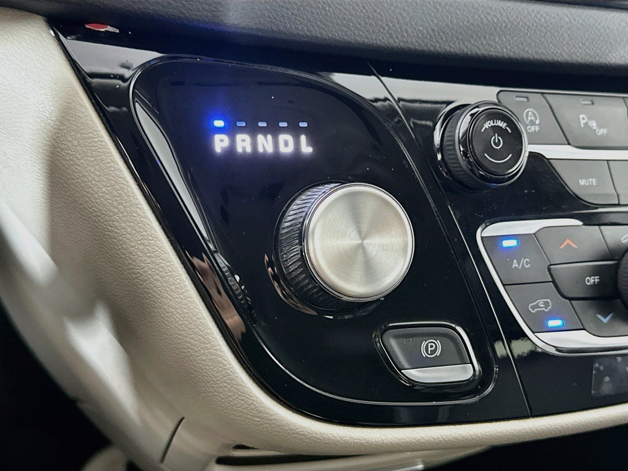 Used 2023 Chrysler Pacifica Touring-L FWD image 16