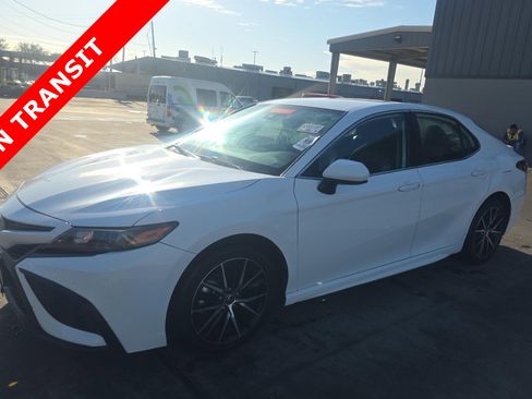 Used 2021 Toyota Camry SE image 1