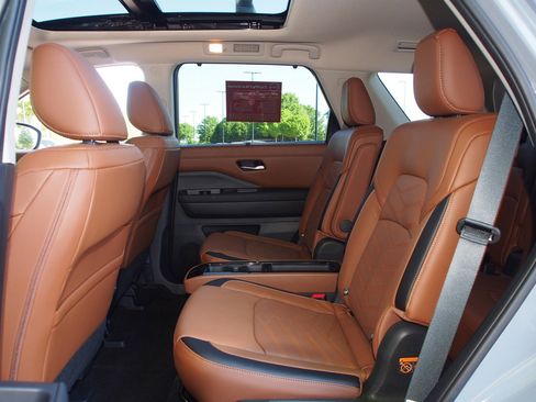 Used 2025 Nissan Pathfinder Platinum FWD image 21