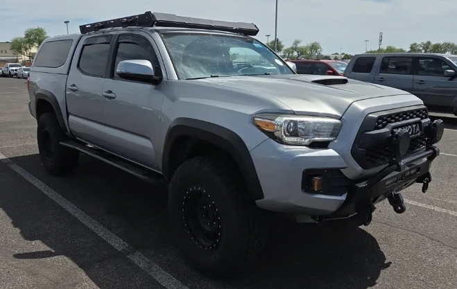 Used 2017 Toyota Tacoma TRD Sport w/ Premium & Technology Package AWD/4WD image 1