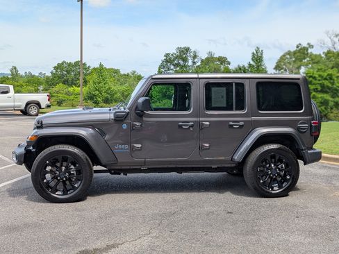 Used 2025 Jeep Wrangler Unlimited Sahara w/ Safety Group AWD/4WD image 6