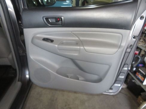 Used 2014 Toyota Tacoma 4x4 Double Cab w/ TRD Sport Package image 25