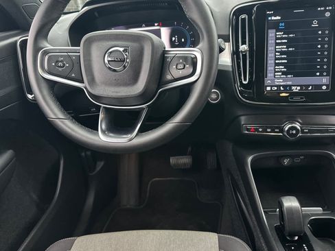 Used 2023 Volvo XC40 B4 Core w/ Convenience Package image 16