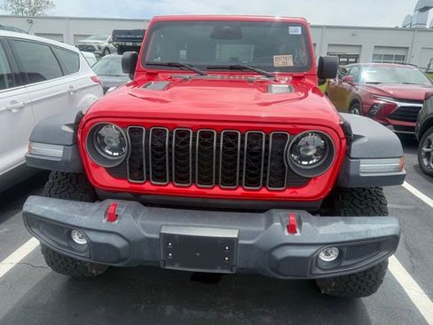 Used 2025 Jeep Wrangler Unlimited Rubicon AWD/4WD image 2