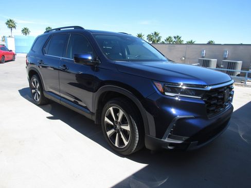 Used 2024 Honda Pilot Touring image 2