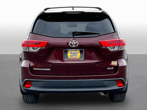 Used 2019 Toyota Highlander XLE FWD image 4
