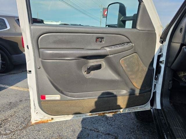 Used 2004 Chevrolet Silverado 2500 LS w/ Heavy-Duty Power Package AWD/4WD image 22