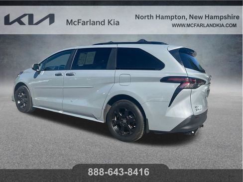 Used 2025 Toyota Sienna XLE Woodland Edition AWD/4WD image 7