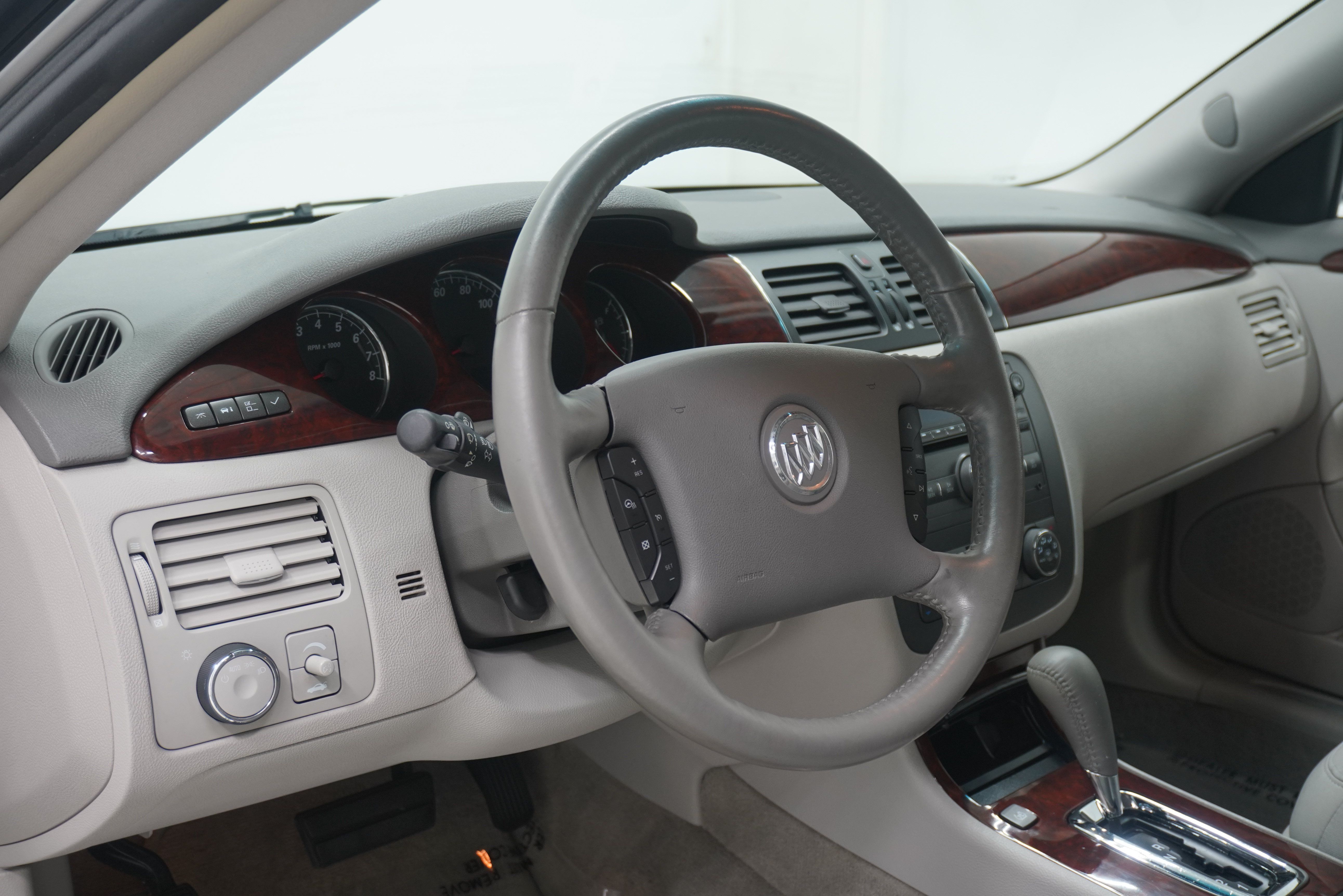 Used 2008 Buick Lucerne CXL w/ Driver Confidence Package FWD image 9