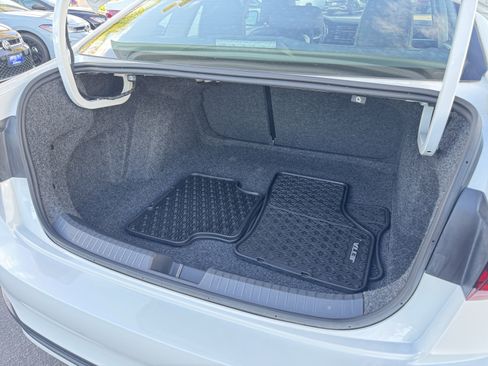 Used 2024 Volkswagen Jetta SE w/ Panoramic Sunroof Package image 37