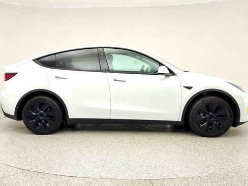 Used 2024 Tesla Model Y Long Range RWD image 4