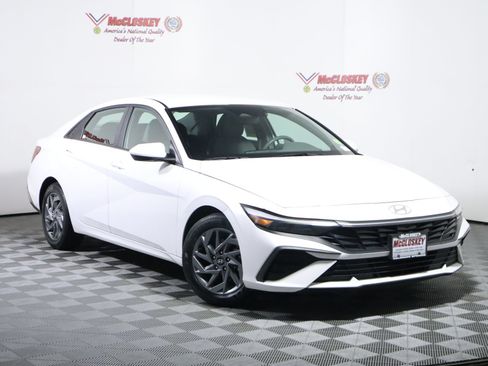 Used 2024 Hyundai Elantra SEL FWD image 2