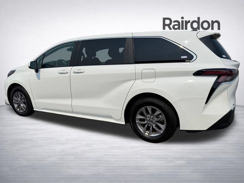 Used 2024 Toyota Sienna LE AWD/4WD image 5