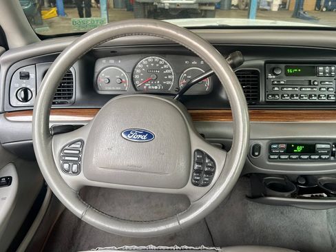 Used 2002 Ford Crown Victoria LX RWD image 14