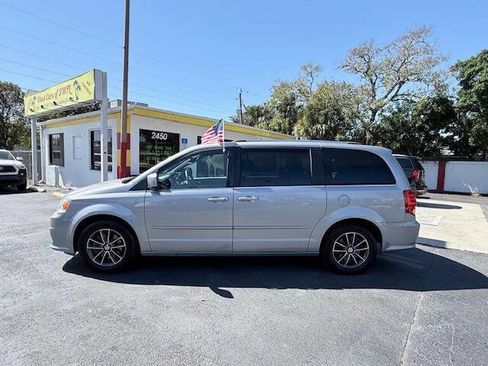 Used 2017 Dodge Grand Caravan SXT image 3