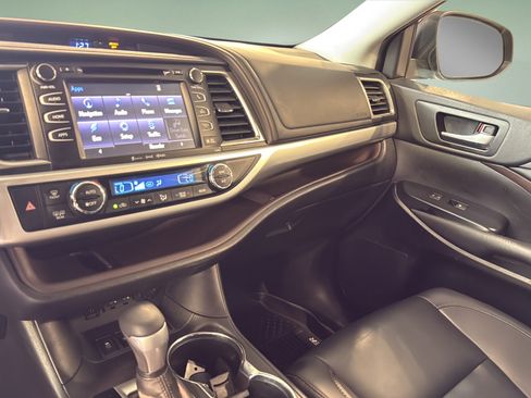 Used 2019 Toyota Highlander XLE AWD/4WD image 28