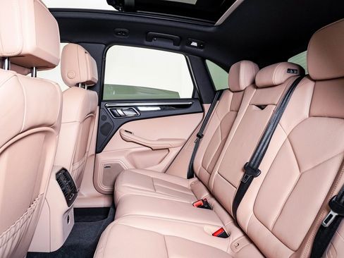 Certified 2025 Porsche Macan image 17