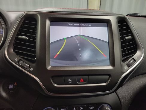 Used 2019 Jeep Cherokee Trailhawk w/ Cold Weather Group AWD/4WD image 18