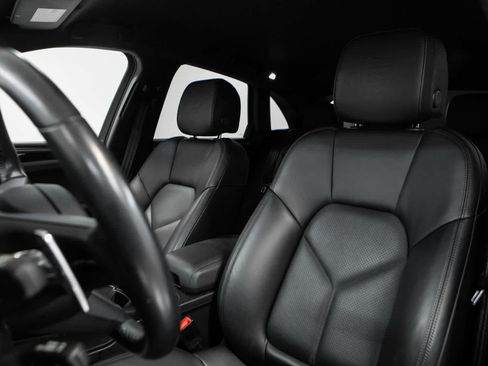 Certified 2023 Porsche Macan AWD/4WD image 5