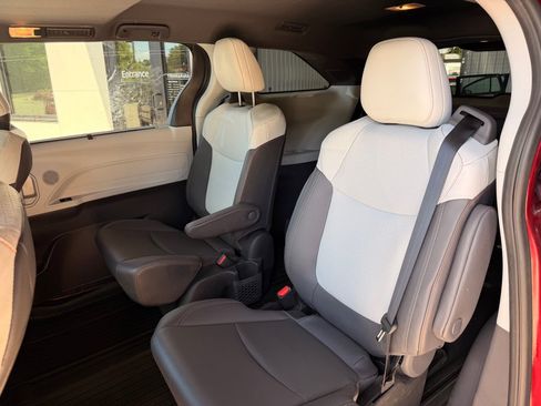 Used 2022 Toyota Sienna XSE w/ XSE Plus Package AWD/4WD image 12
