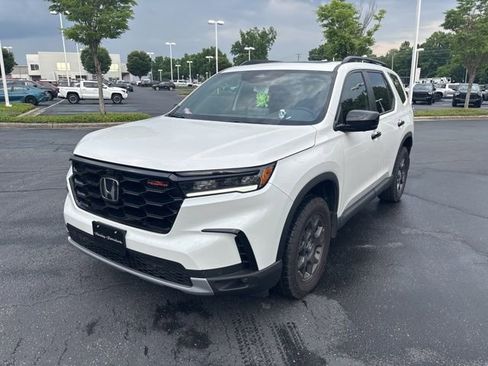 Used 2025 Honda Pilot TrailSport image 4