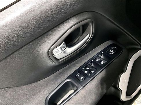 Used 2019 Jeep Renegade Latitude w/ Cold Weather Group image 37