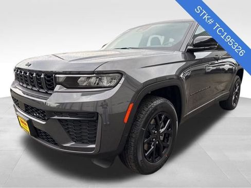 New 2026 Jeep Grand Cherokee Laredo image 3