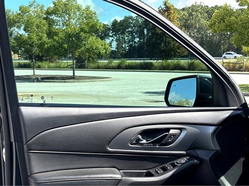 Used 2021 Chevrolet Traverse LT image 11