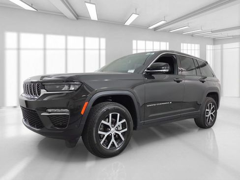 Used 2024 Jeep Grand Cherokee Limited w/ Luxury Tech Group II RWD image 2