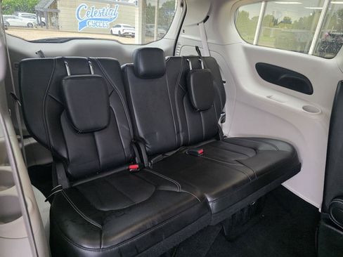 Used 2024 Chrysler Pacifica Touring-L FWD image 22