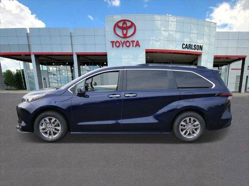Certified 2025 Toyota Sienna XLE FWD image 5