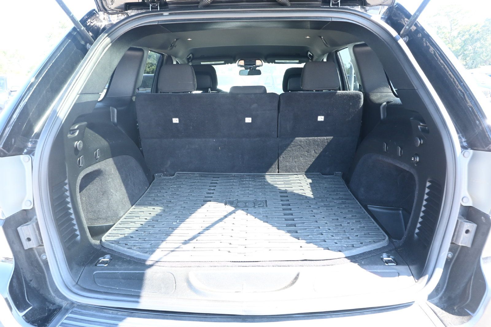 Used 2018 Jeep Grand Cherokee Laredo AWD/4WD image 24