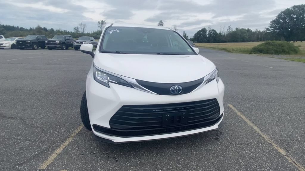 Used 2021 Toyota Sienna LE FWD image 3