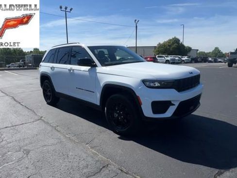 Used 2025 Jeep Grand Cherokee Altitude AWD/4WD image 2