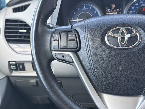 Used 2017 Toyota Sienna XLE FWD image 18