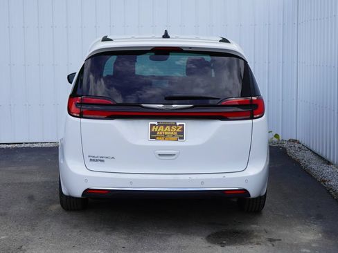 Used 2025 Chrysler Pacifica Select FWD image 5