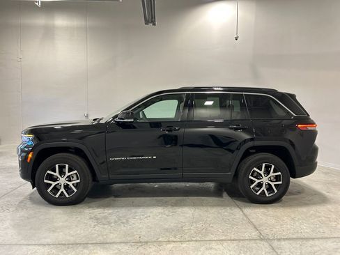 Used 2024 Jeep Grand Cherokee Limited w/ Luxury Tech Group II image 9